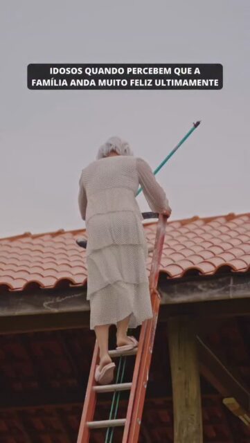 Brincadeiras à parte… 😂💚
Quando um idoso começa a “aprontar” para chamar atenção, muitas vezes é só o coração pedindo aquilo que todos nós precisamos: olhar, carinho, companhia😍
Por isso, família e amigos, fiquem atentos:
✔️ Conversem
✔️ Abram espaço na rotina
✔️ Levem ao médico e ao geriatra
✔️ Incentivem passeios
✔️ Façam pequenos gestos de cuidado
Isso acolhe, acalma, fortalece e evita que eles se arrisquem, como no vídeo! 😅
Cuidar de quem sempre cuidou da gente é um ato de amor.
Venha para a Climaze Saúde.
Há 29 anos cuidando da sua saúde e da sua família. 💚✨